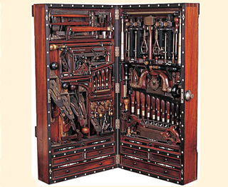 Illustration for article titled Late 1800s Studley Tool Chest is Function and Form